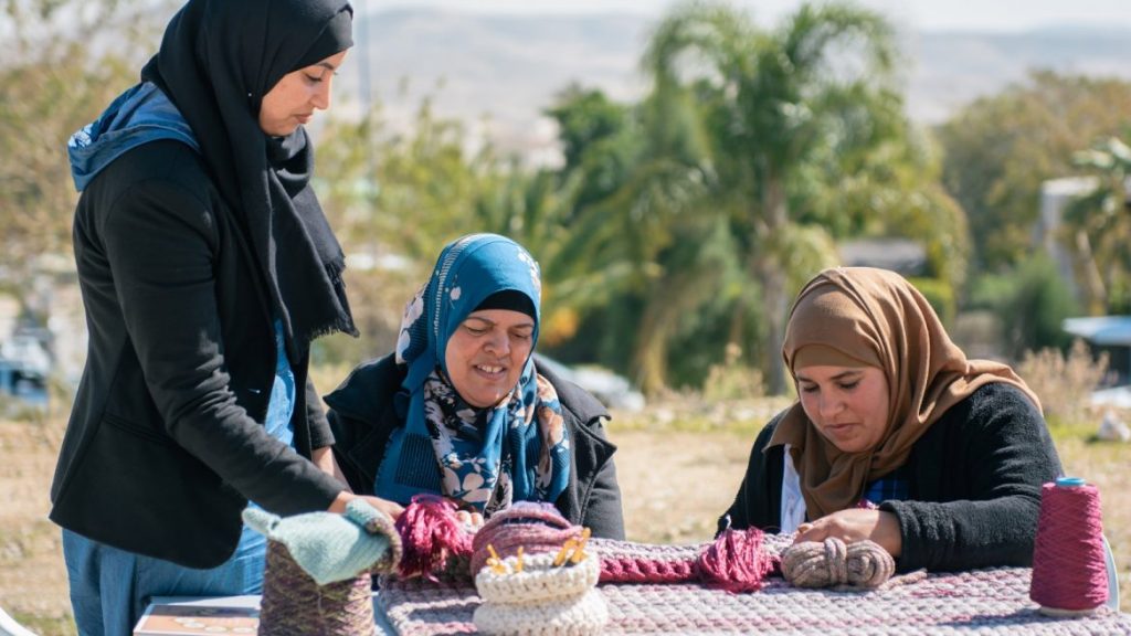 Mujeres empoderadas tejiendo crochet para ganar un salario